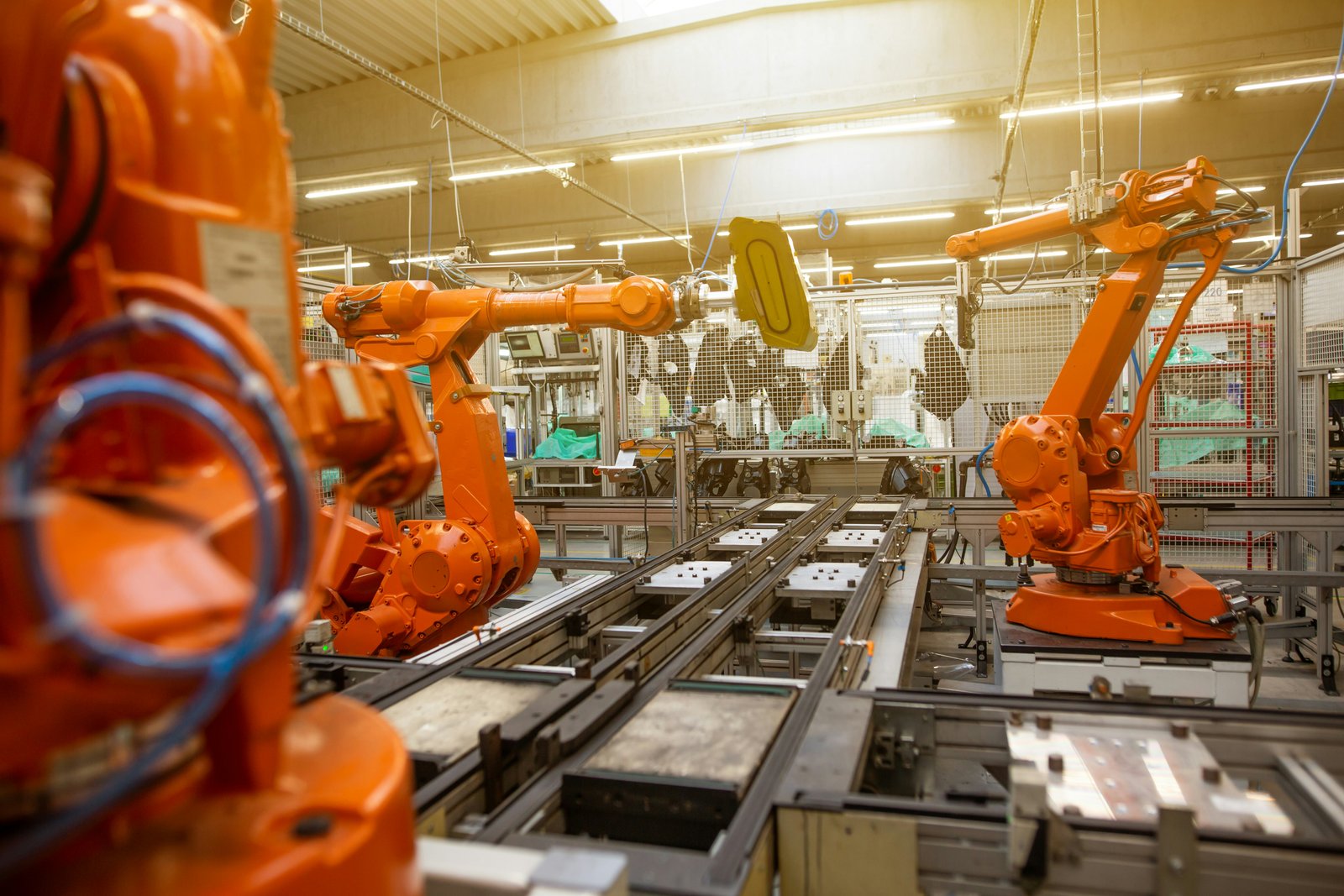 Robots industriales en línea de producción automatizada